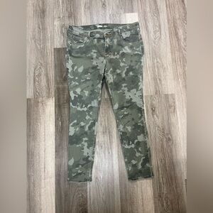 Old Navy women’s Camo Mid Rise Rockstar super Skinny Jeans Size 16 Petite